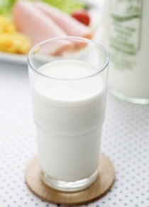 晚上喝牛奶好吗,晚上喝牛奶好吗？