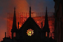巴黎圣母院起火原因揭秘：历史之痛，人类之殇